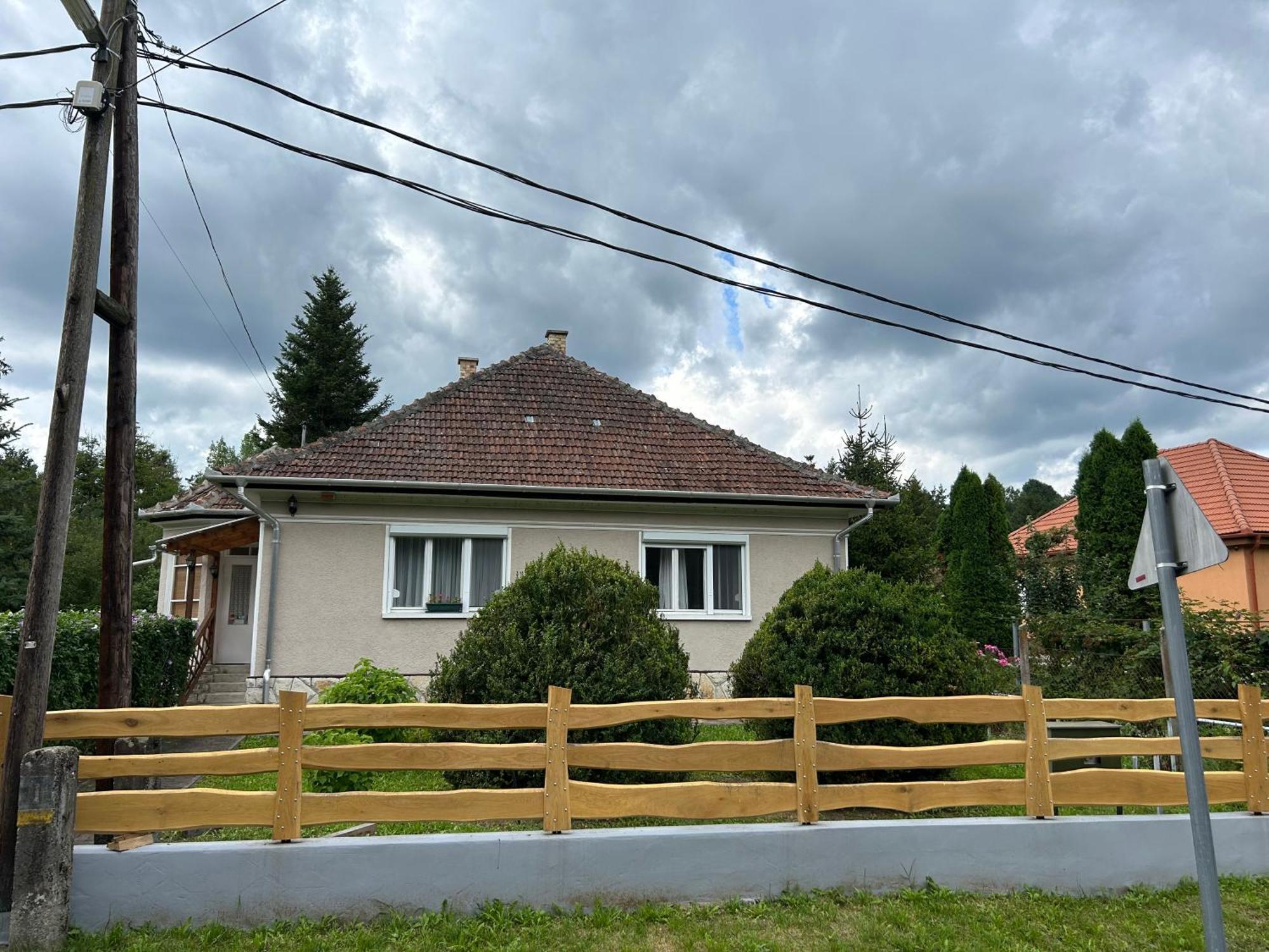 Oeroemvoelgy Vendeghaz Hotel Bozsva Bagian luar foto
