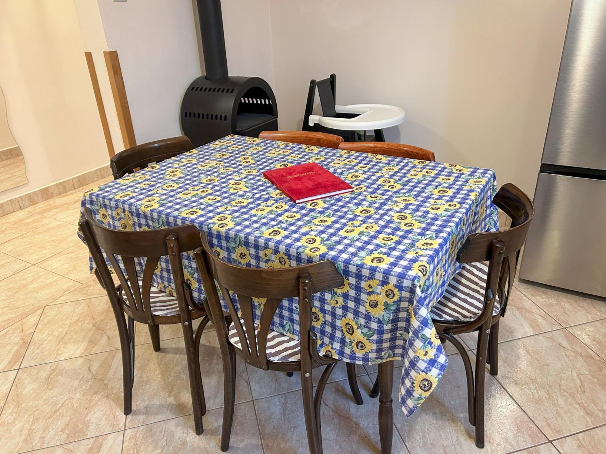 Oeroemvoelgy Vendeghaz Hotel Bozsva Bagian luar foto